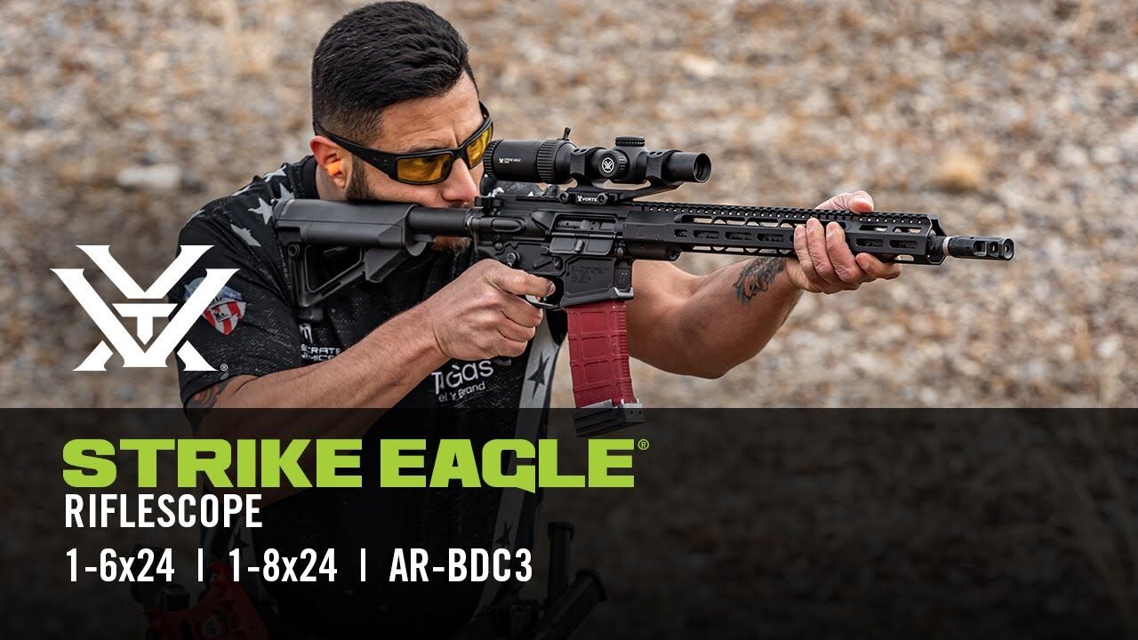 Ein Mann zielt mit einem Gewehr, das mit einem Strike Eagle Zielfernrohr ausgestattet ist, auf einem Schießplatz.