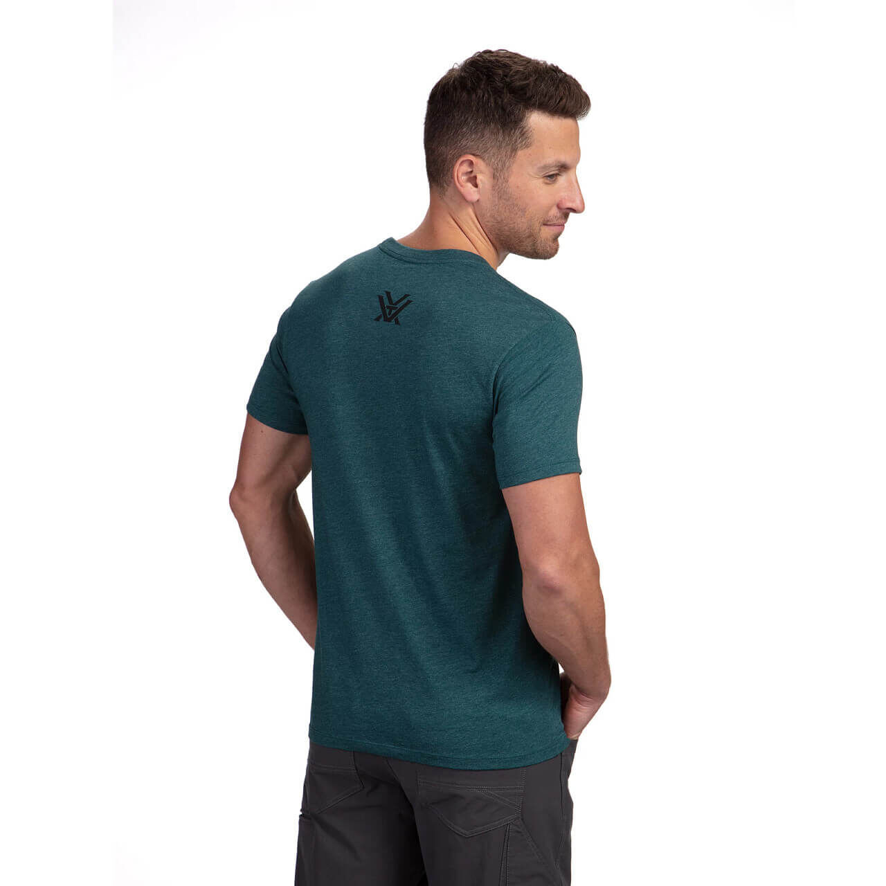 Rückansicht eines Mannes in türkisgrünem T-Shirt mit rückseitigem Logo