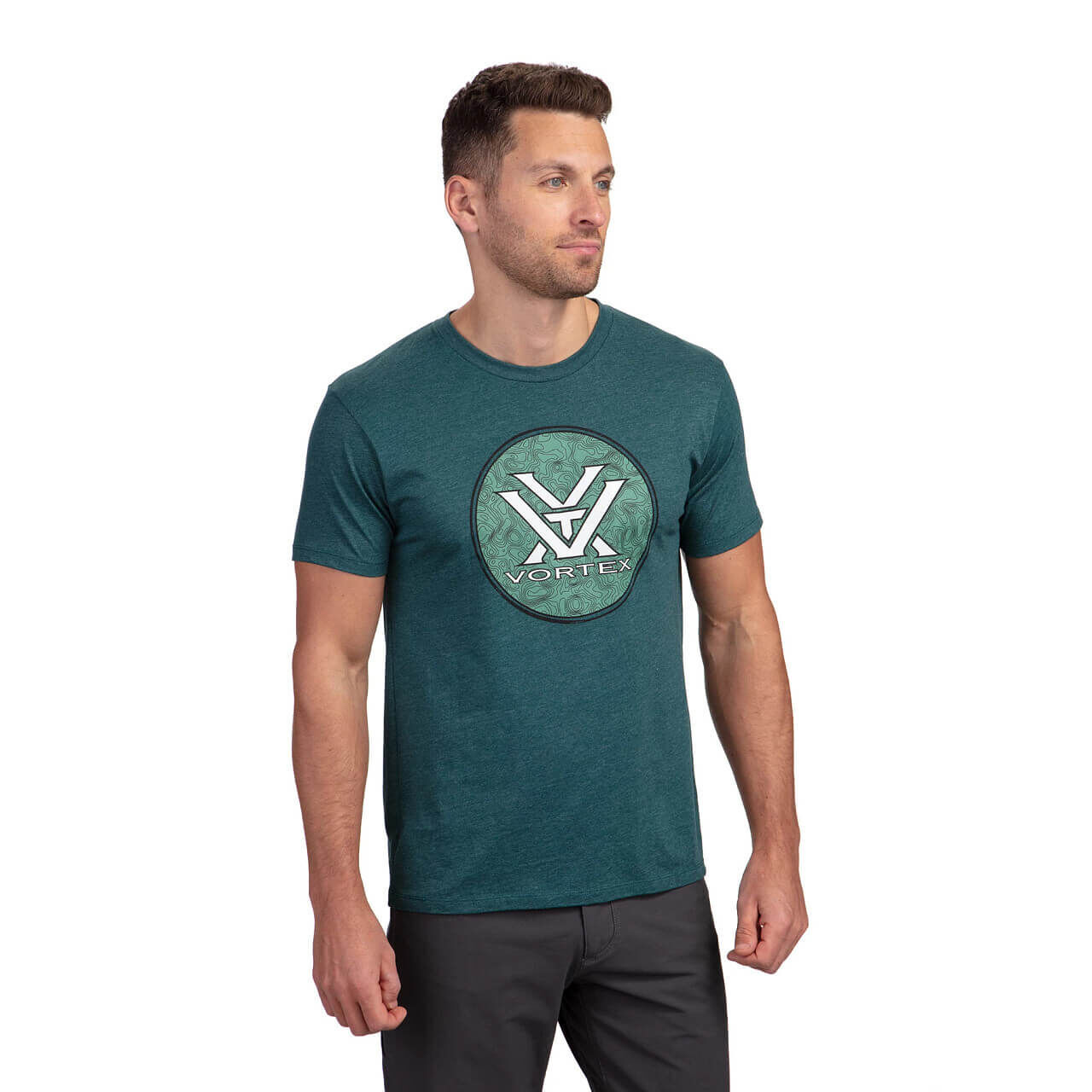 Mann trägt grünes T-Shirt mit Vortex-Logo