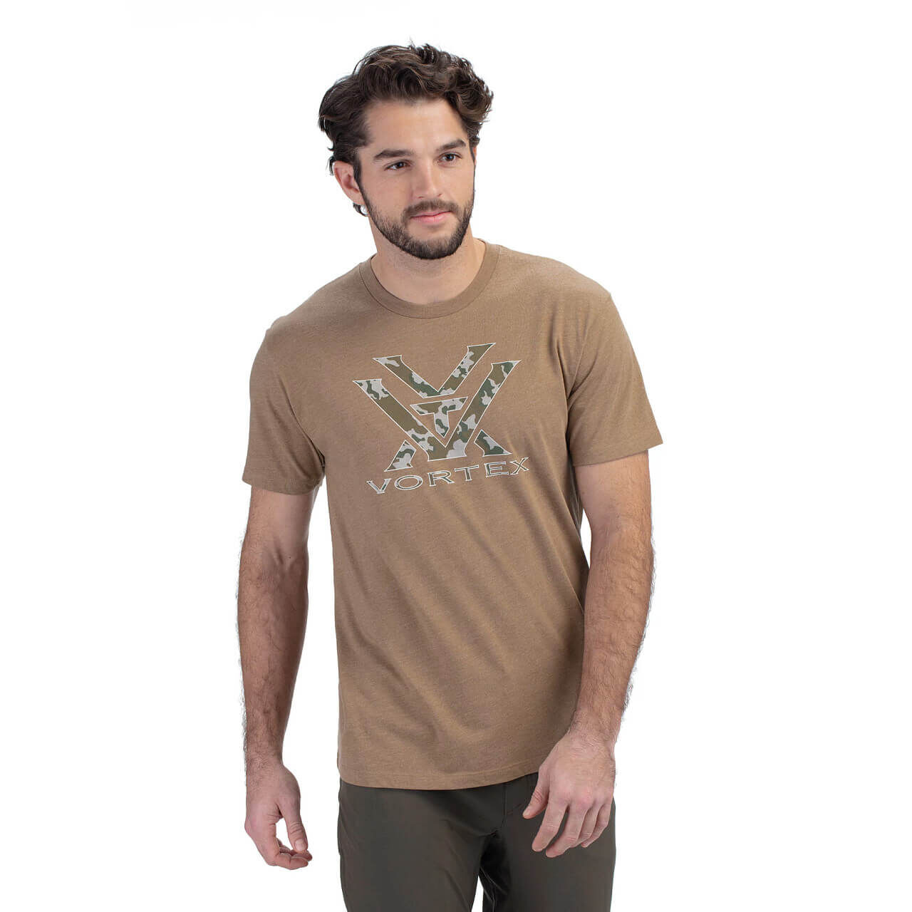 Mann trägt ein braunes T-Shirt mit Vortex-Logo