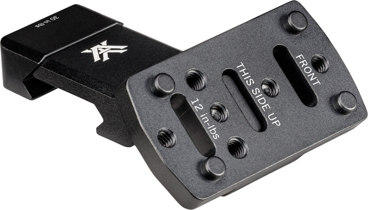 Schwarze taktische Montagehalterung mit Beschriftung zur richtigen Ausrichtung und Schraubenlöchern