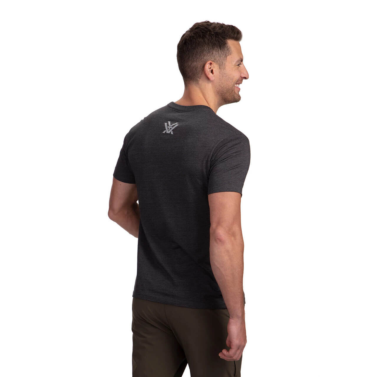Mann trägt dunkelgraues T-Shirt mit kleinem Logo auf dem Rücken